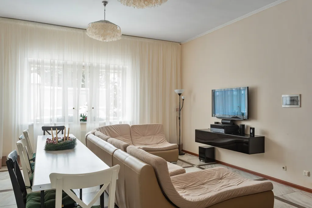 Таун-хаус в современном районе частной застройки