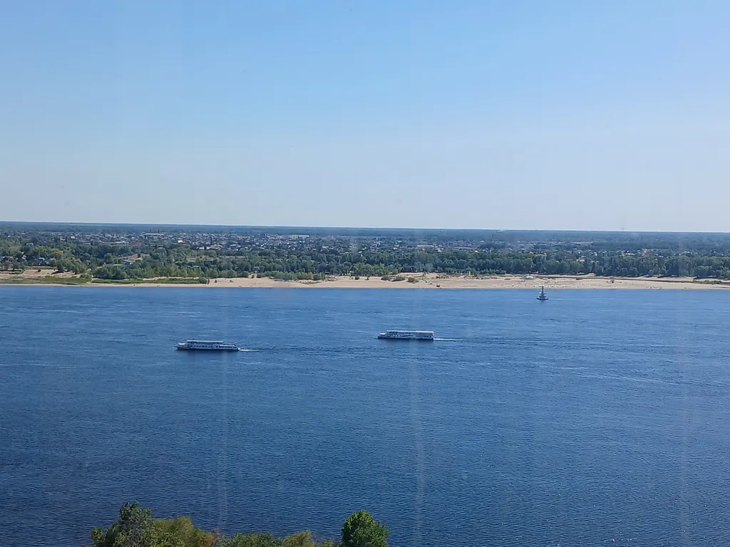 Жизнь с видом реку: огромная лоджия с панорамным остеклением в пол!