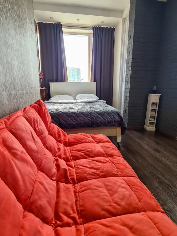 Красная студия возле Солнечного