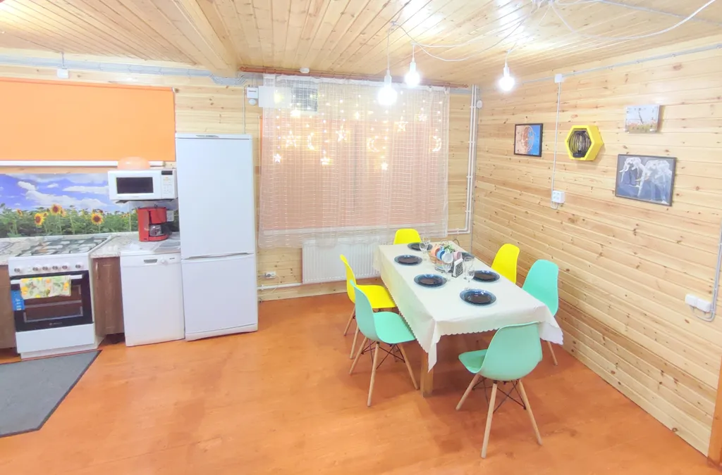 Петербургская дача на холме прямо у озера