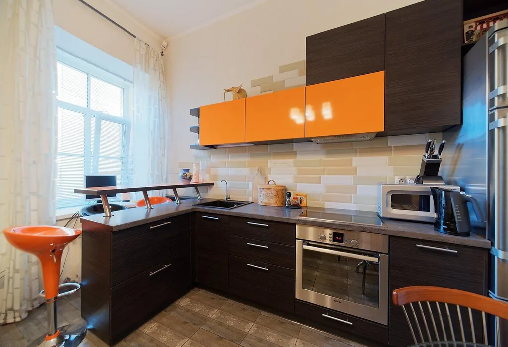 В центре, с видом на Адмиралтейский канал и "Новую Голландию"