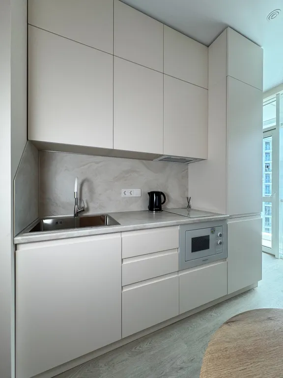 Яркая студия с видом на море