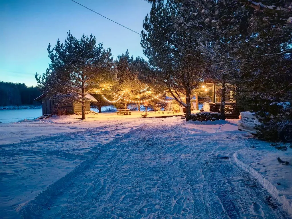 Дом на берегу реки в тихой деревне