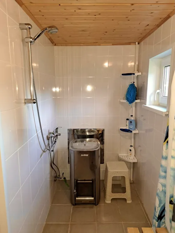 Домик цвета солнца