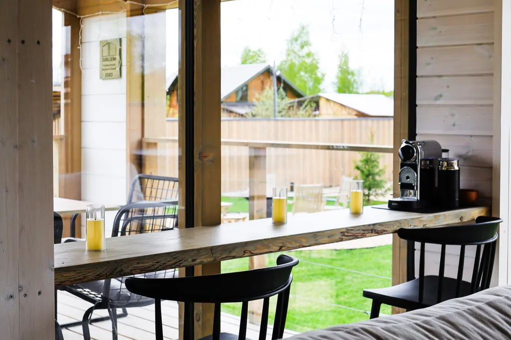 Черный дом на берегу водохранилища