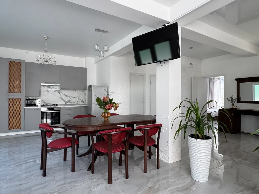 Новый дом с подогреваемым бассейном