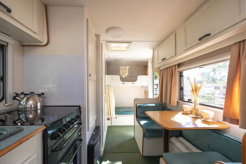 Семейный автодом возле озера