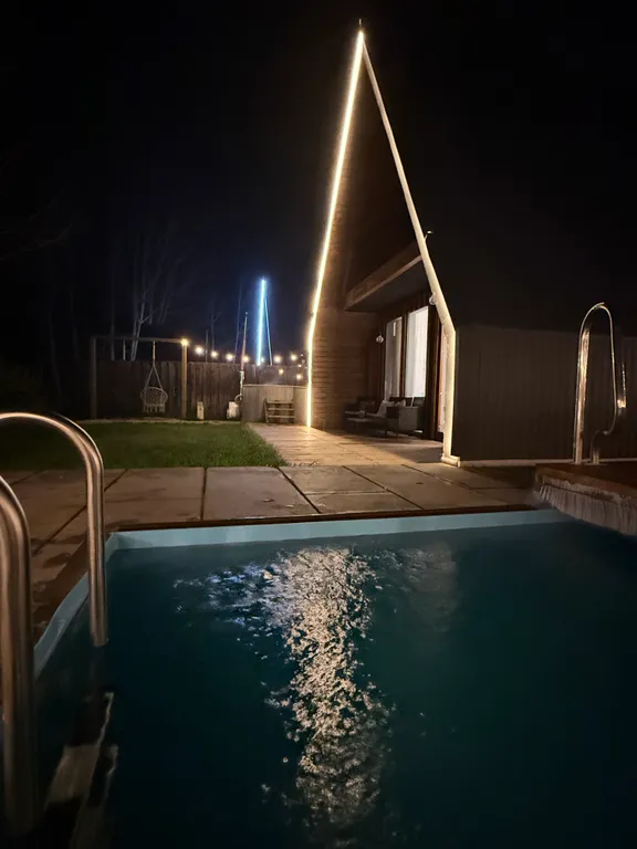 Дом на озере с бассейном