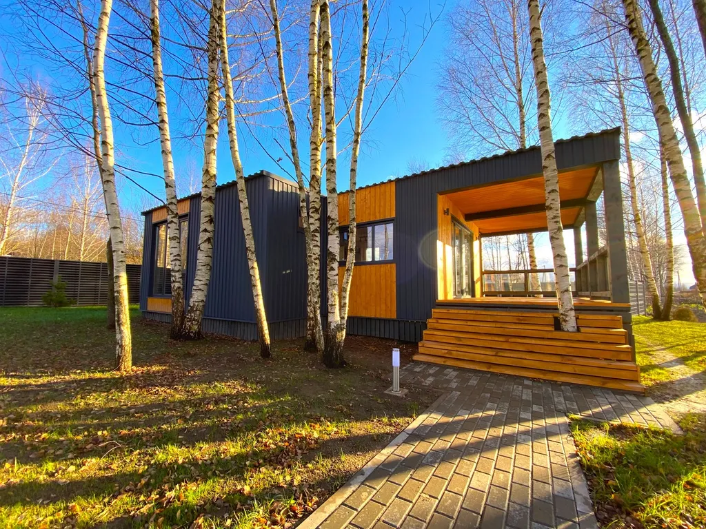 Дом Благодать у пруда с панорамными окнами