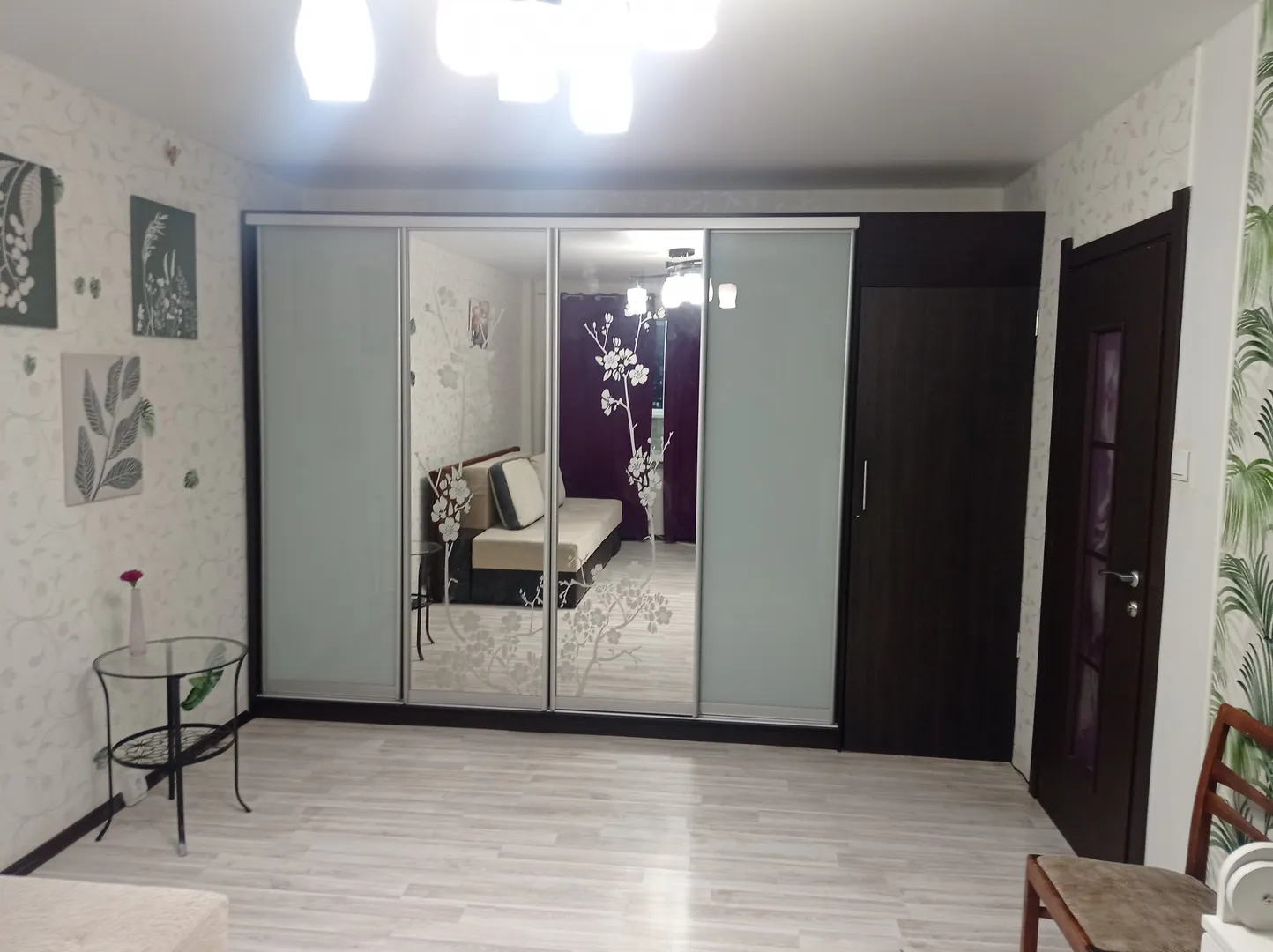 Комната шкаф купе для одежды,журнальный столик
