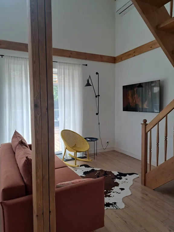 Белый дом на тихой улочке