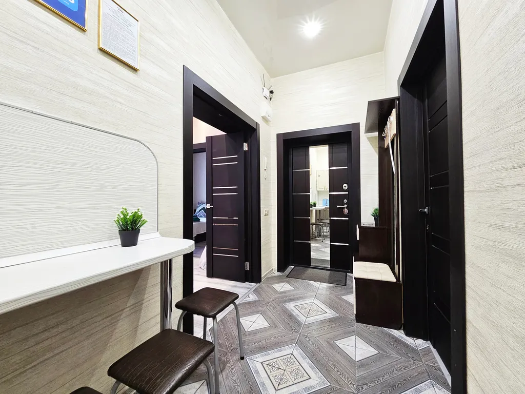 Третий дом возле главного жд вокзала и автовокзала