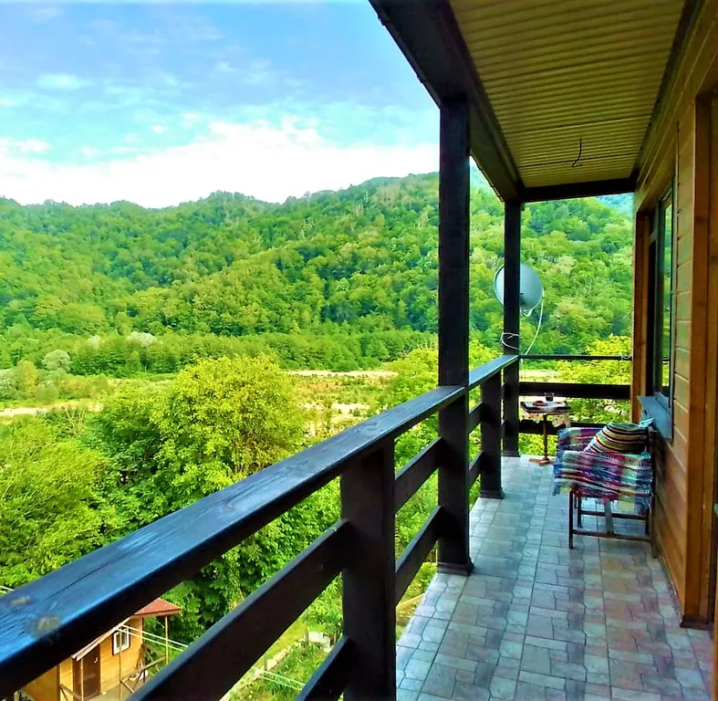 Дом в горах с видом на реку