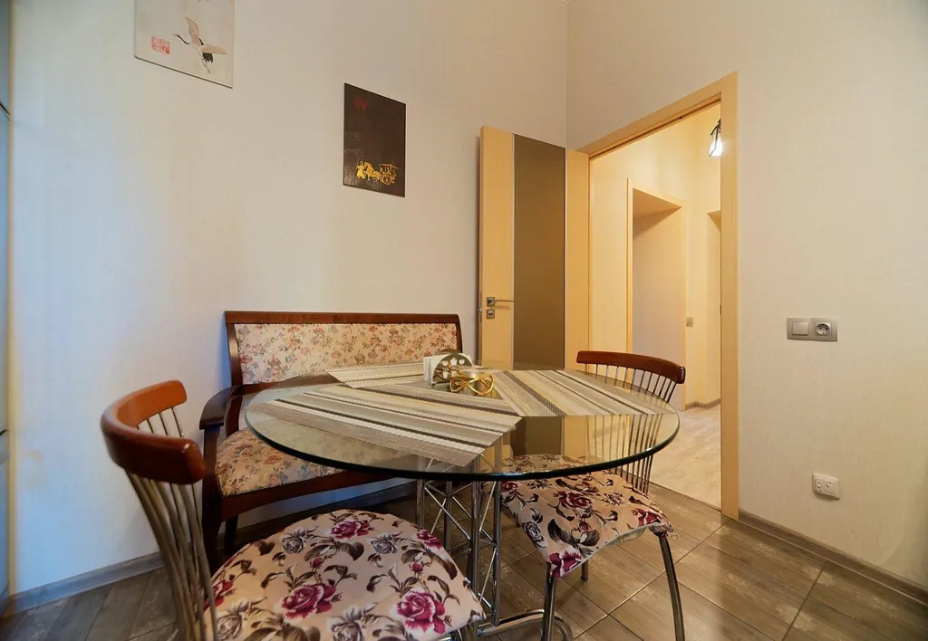 В центре, с видом на Адмиралтейский канал и "Новую Голландию"