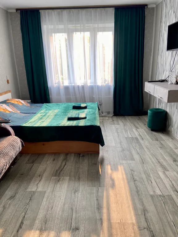 Просторная изумрудная квартирка