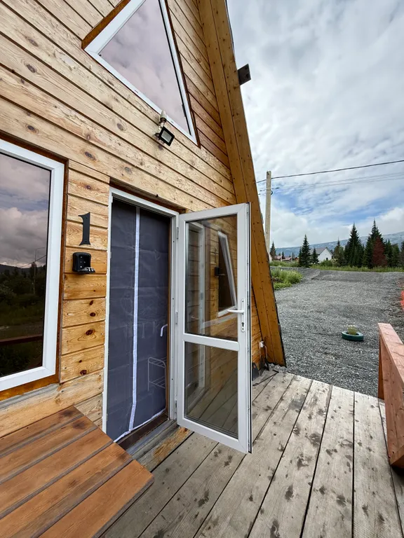 А-frame в окружении леса и гор