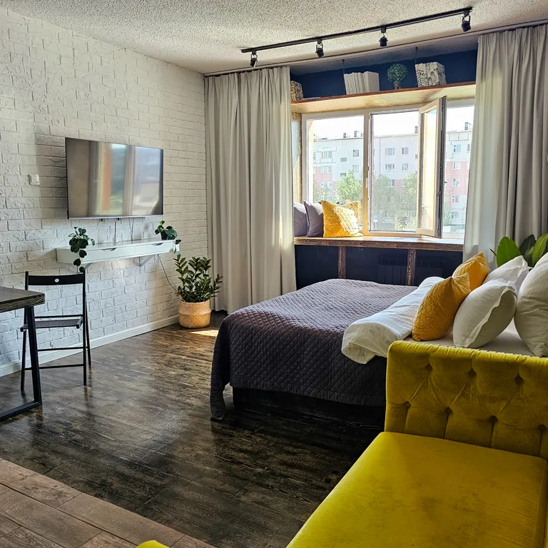 Студия с большой кроватью и ванной, кофемашиной и оплаченным кинотеатр