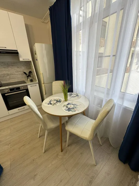 Шикарная студия с видом на бассейн