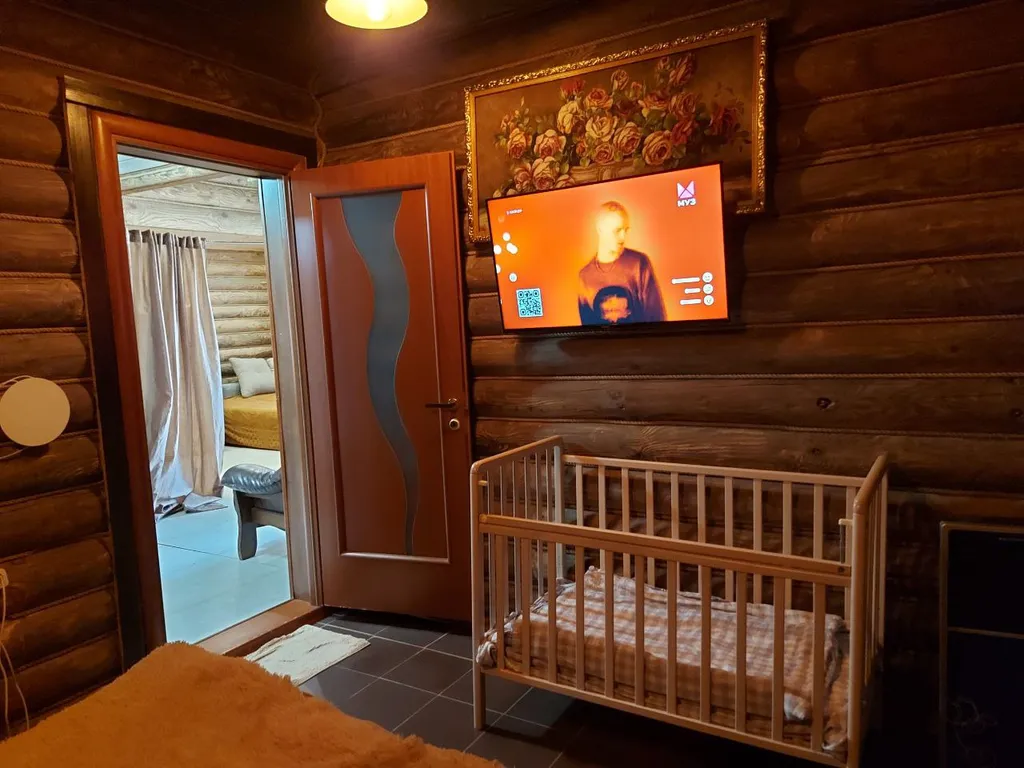 Дом изба в деревне с бассейном и баней