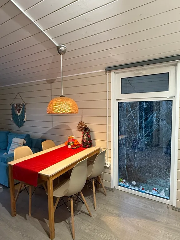 Домик у леса с видом на озеро