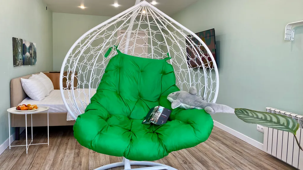 Ваш оазис спокойствия с видом на реку и горы в центре городской жизни