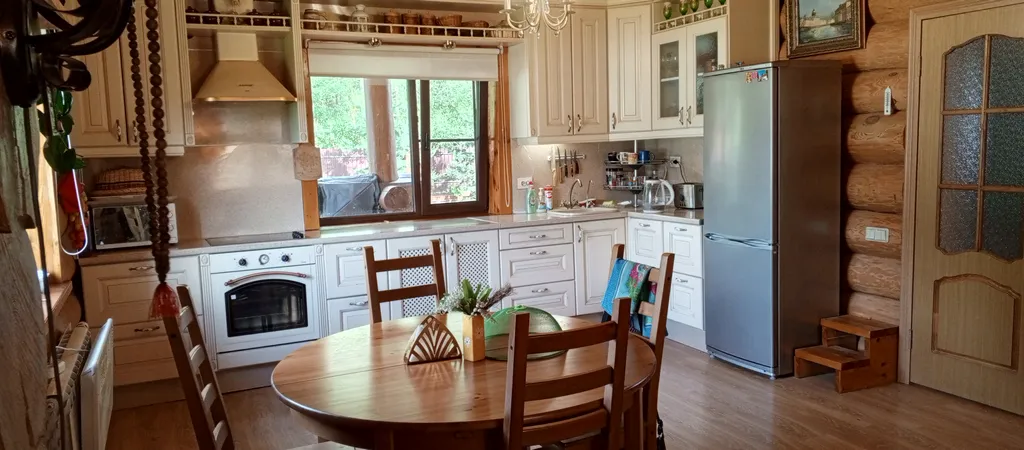 Уютный, бревенчатый дом