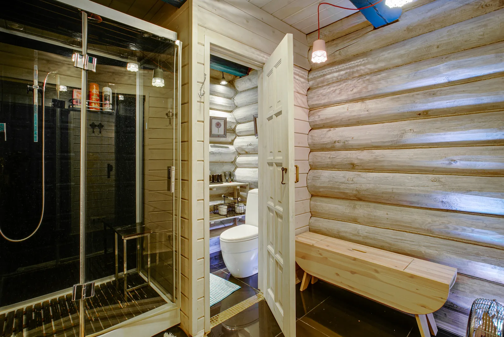Душ, туалет, раковина и гигиенический душ - всё что нужно для комфортного отдыха