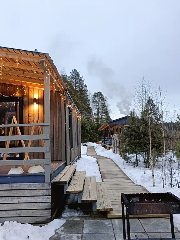 Темный домик на опушке леса