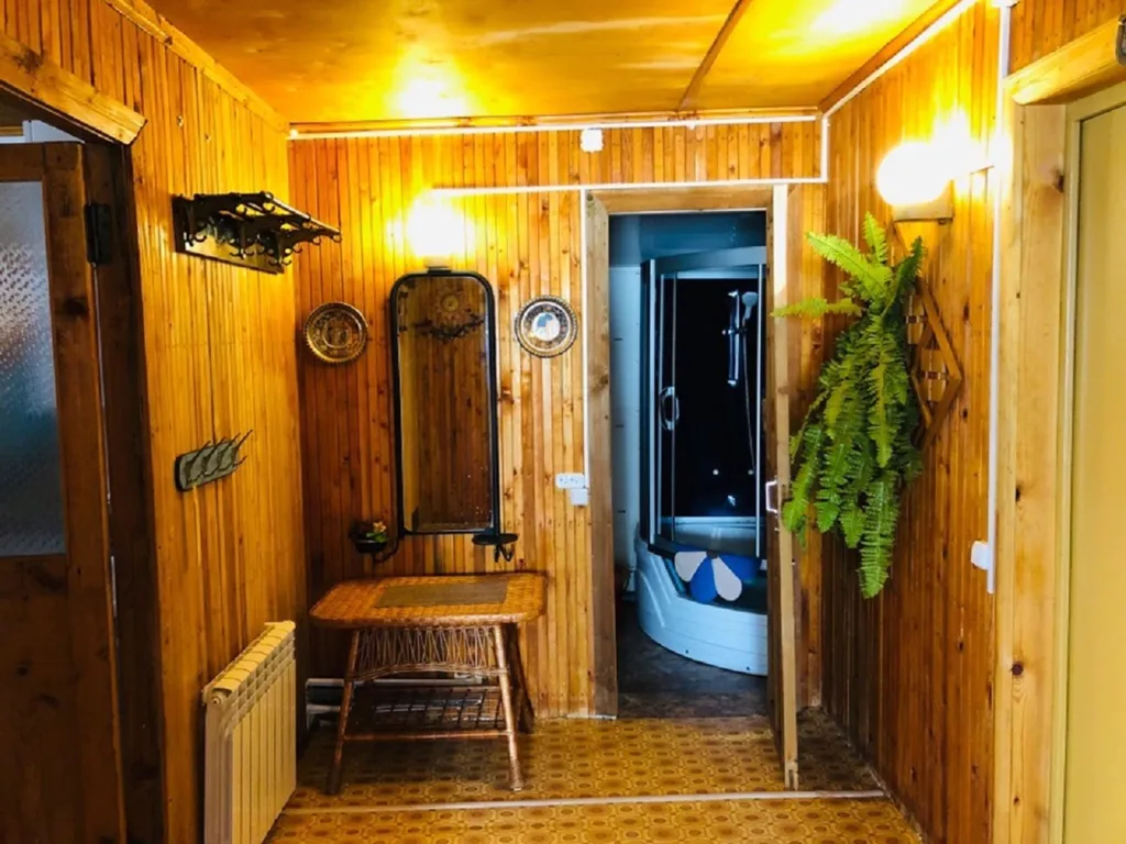 Коттедж Уютный коттедж с камином, баней и детской площадкой с батутом у озера — Завирье