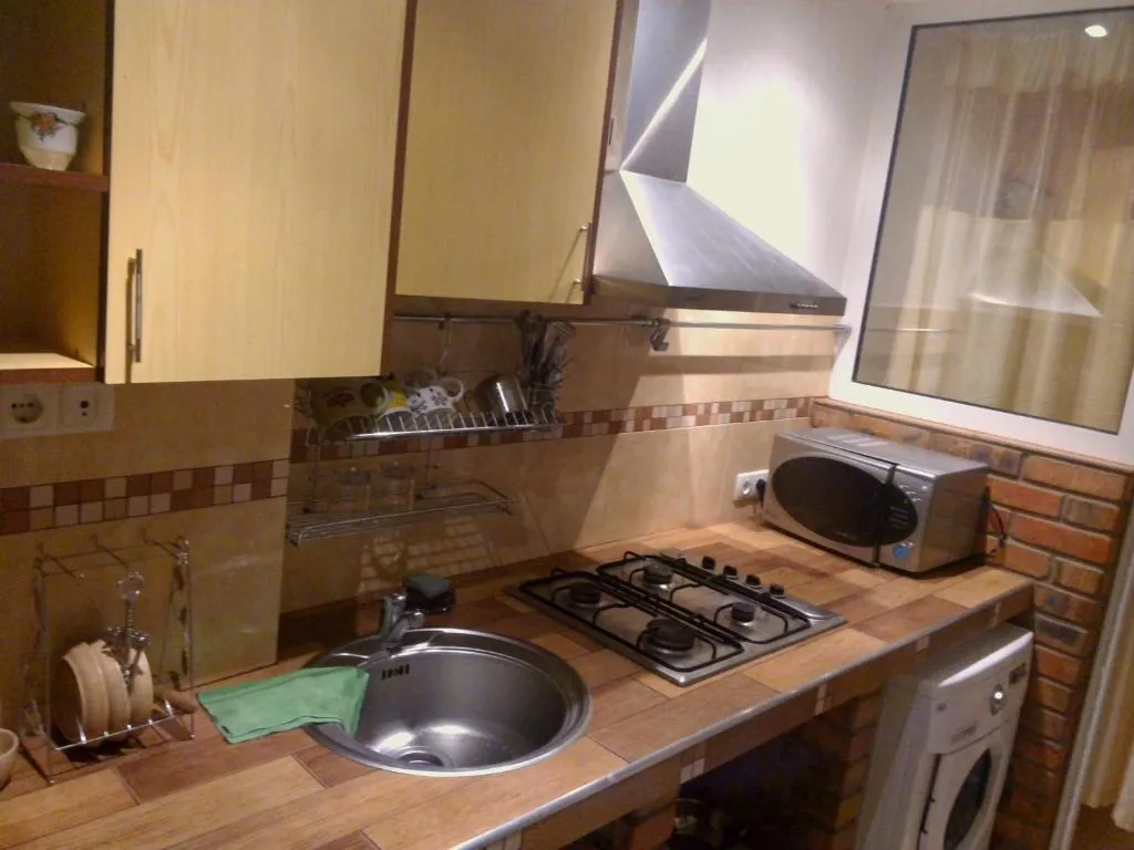 Квартира Уютная евротрешка с выходом во дворик к зоне барбекю — аренда посуточно в Алушта