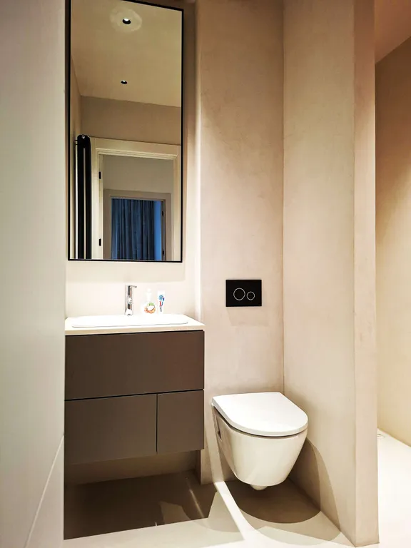 Трёхкомнатная квартира в центре Тбилиси с балконом, вид во двор