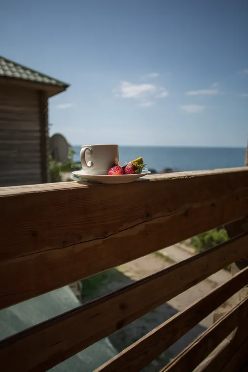 В доме на берегу моря отдельный этаж,  30 метров от моря