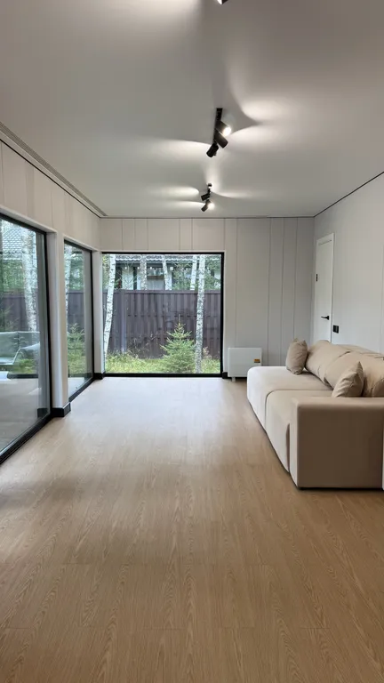 Панорамный дом в окружении леса с сауной