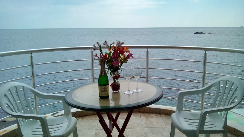 Двухкомнатная квартира у самого моря! (Первая линия]