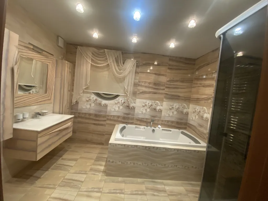 Дом с бассейном в лесу