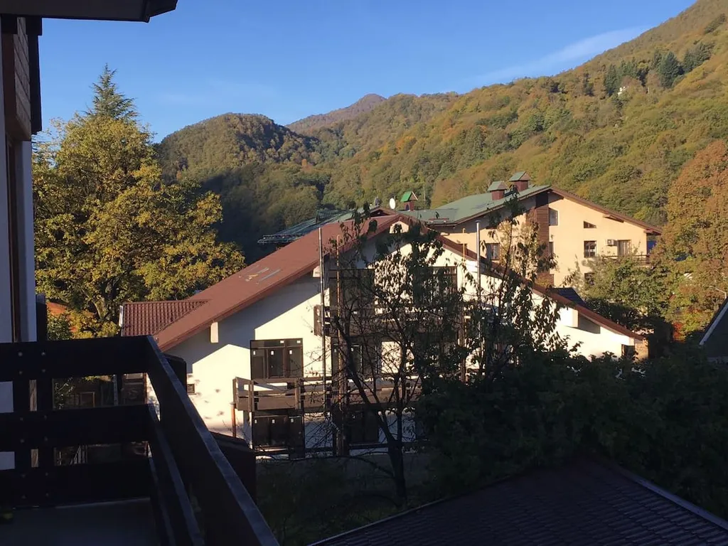 Панорамная студия с потрясающим видом на горы в центре красной поляны