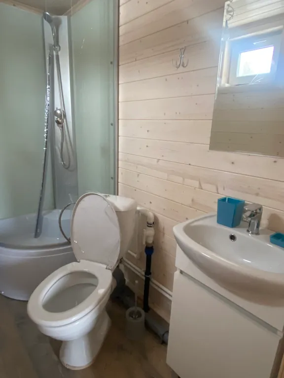 Домик на берегу реки