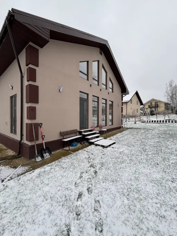 Живая ёлка! Новый дом с 4 спальнями, гостиная 80м