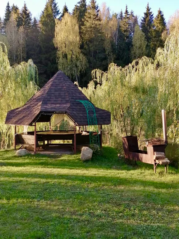 Дом на берегу реки с баней на дровах