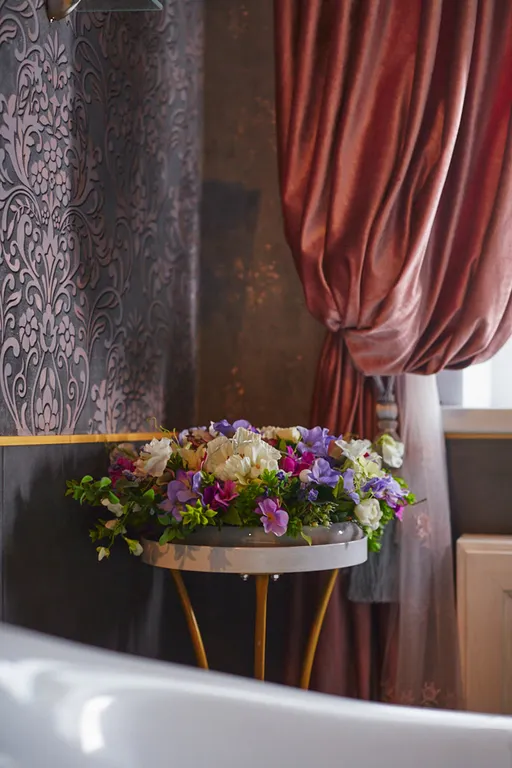 Уютный светлый дом в окружении природы