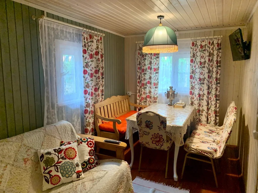 Домик с банькой у леса