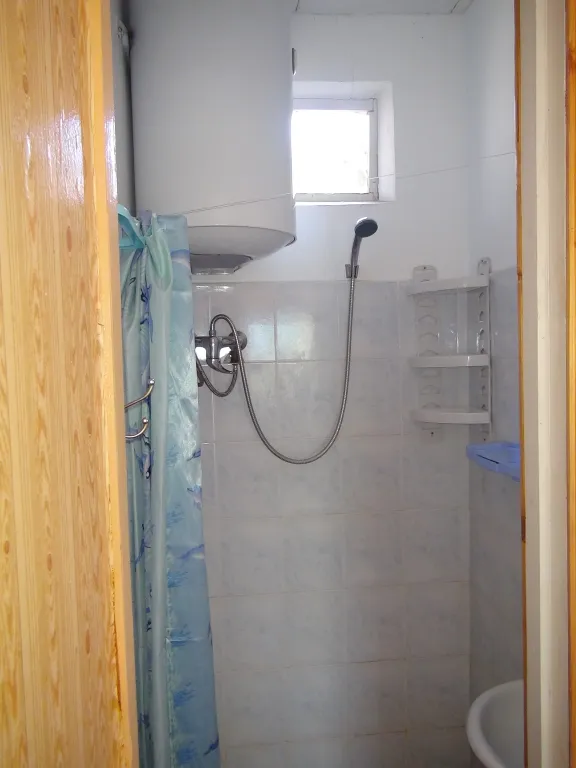 Отдельная часть дома с беседкой в саду