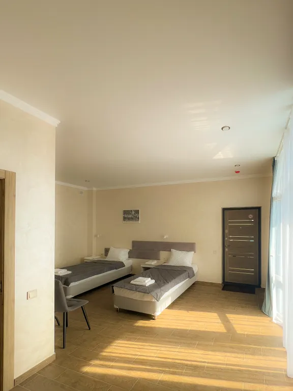 Двухкомнатный номер с видом на сад и бассейн