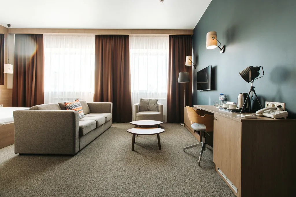 Номер люкс с двуспальной кроватью и диваном