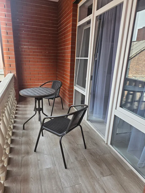 Новый современный дом в центре города, рядом с набережной.