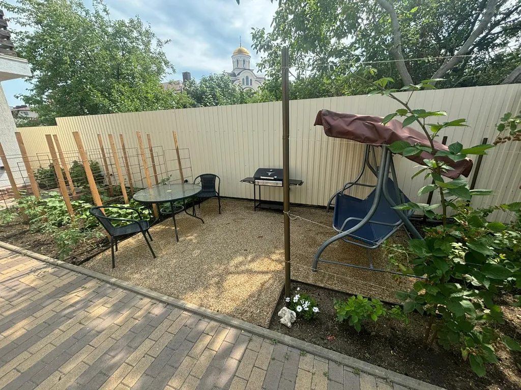 Комната студия в частном доме со своим двором