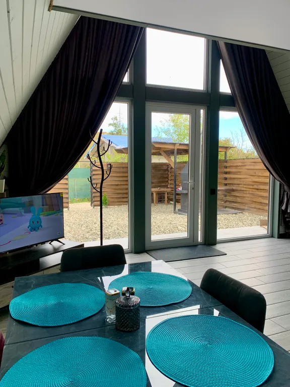 Отдельный домик а-фрейм с бассейном и видом на горы