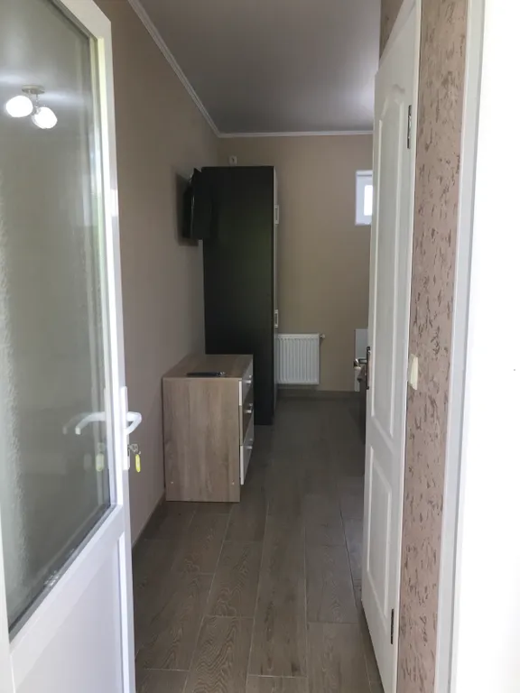 Индивидуальный номер на земле в уютном дворике