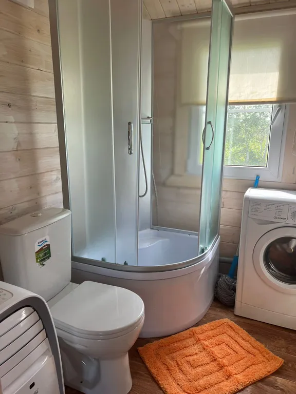 Коттедж Уютный домик на большом участке у озера — Никулино