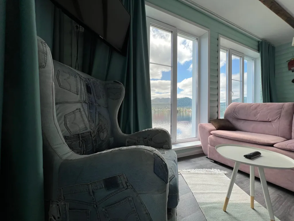 Дом америка на берегу телецкого озера